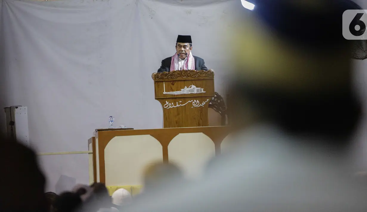 Menteri Agama Fachrul Razi saat memberikan ceramah dalam salat Jumat di Masjid Istiqlal, Jakarta, Jumat (1/11/2019). Menag Fachrul Razi memberikan ceramah dengan tema persatuan 'Merajut Persatuan dan Kesatuan'. (Liputan6.com/ Faizal Fanani)