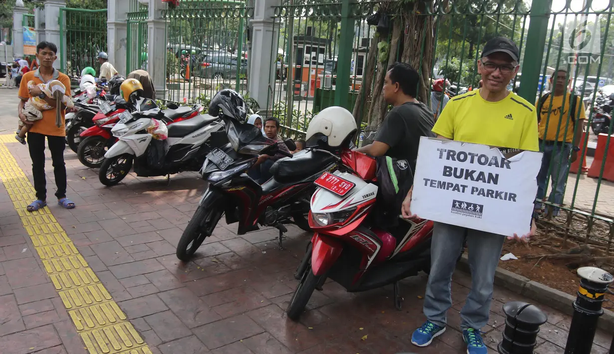 Koalisi Pejalan Kaki melakukan aksi Tamasya Trotoar Kita di Jalan Medan Merdeka Selatan, Jakarta, Minggu (24/6). Kegiatan ini dalam rangka kampanye penyadaran masyarakat tentang fungsi trotoar sebagai fasilitas pejalan kaki. (Liputan6.com/Arya Manggala)