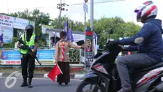 Anggota pramuka dan polisi mengatur lalu lintas jalur mudik di Cirebon, Jawa Barat, Jumat (1/7). Sebanyak 3.000-4.000 anggota pramuka Kwartir Daerah dikerahkan untuk membantu polisi memberikan pelayanan pada pemudik. (Liputan6.com/Angga Yuniar)