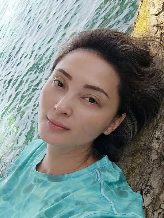 <p>Tak sedikit netizen yang menyebut jika penampilan natural Della Puspita tanpa makeup tanpa makeup tidak jauh berbeda. (FOTO: instagram.com/dellapuspita00/)</p>