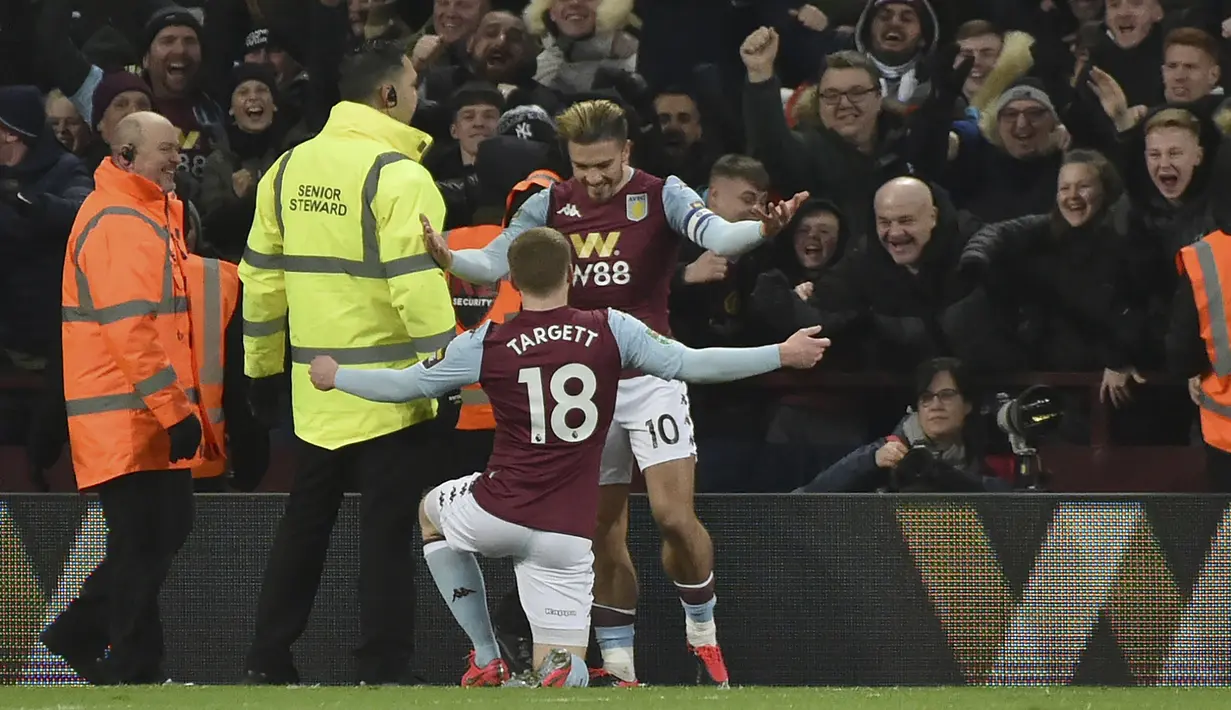 Bek Aston Villa, Matt Targett (18) berselebrasi dengan rekannya  Jack Grealish setelah mencetak gol ke gawang Leicester City pada semifinal Piala Liga Inggris di Villa Park, Birmingham (28/1/2020). Aston Villa menang tipis 2-1 atas Leicester dan lolos ke final Piala Liga Inggris. (AP Photo/Rui Vieir
