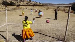 Sejumlah perempuan suku Aymara bermain sepak bola di distrik Juli, kota Puno, Peru selatan. (AFP/Carlos Mamani)
