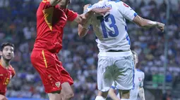 Filip Holosko (kanan) yang masuk menggantikan Adam Nemec di babak kedua kesulitan melewati bek Makedonia. (Bola.com/Reza Khomaini)