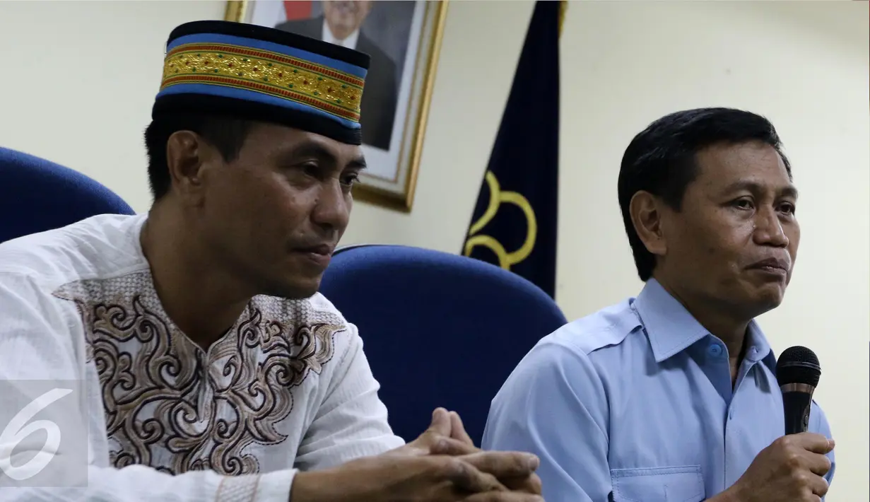 Dirjen HAM Kemenkumham, Mualimin Abdi (kanan) bersama Budi Imam pemilik Fresh Laundry, melakukan pertemuan di kantor Dirjen HAM, Jakarta, Senin (10/10). Pertemuan terkait gugatannya kepada pemilik laundry beberapa waktu lalu. (Liputan6.com/Helmi Afandi)