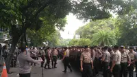 Ribuan polisi menggelar apel di depan Gedung KPU, Jumat (21/9/2018). (Merdeka.com/Ronald)