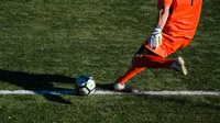 Ilustrasi kiper, penjaga gawang. (Photo by Edoardo Busti on Unsplash)