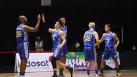 Para pemain Prawira Bandung dalam sebuah laga di IBL 2022. (Bola.com/Erwin Snaz)