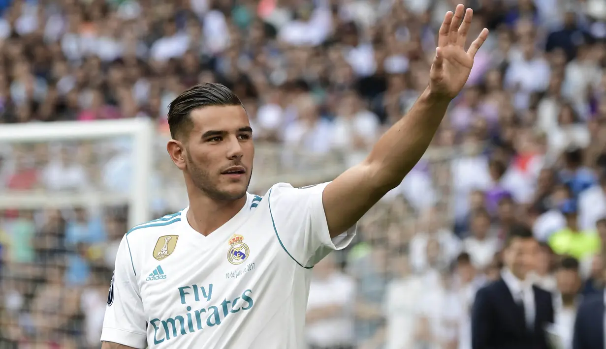 Pemain baru Real Madrid, Theo Hernandez, menyapa suporter saat baru diperkenalkan di Stadion Santiago Bernabeu, Madrid, Senin (10/7/2017). (AFP/Javier Soriano)