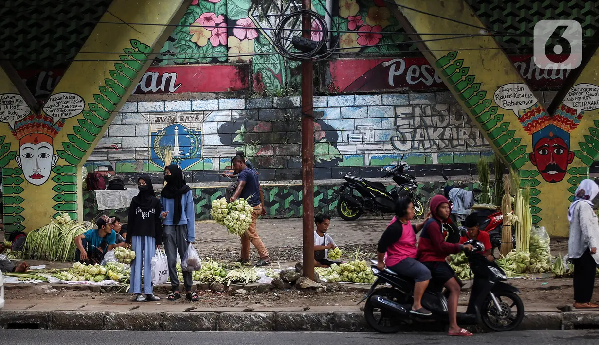 Daun kelapa muda sendiri mempunyai makna bagaikan sifat manusia yang mudah dibentuk, lentur, dan kondisinya yang masih baik. (Liputan6.com/Johan Tallo)