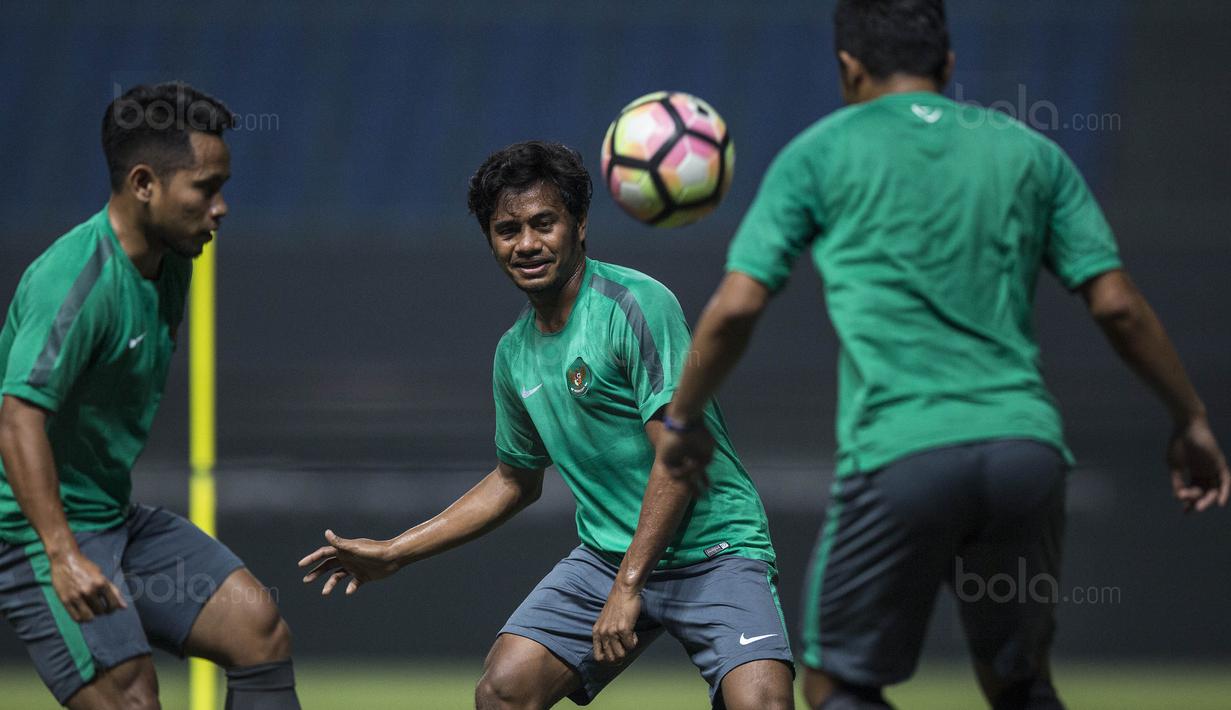 Gelandang Timnas Indonesia, Ilham Udin Armaiyn, mengontrol bola saat latihan di Stadion Patriot, Bekasi, Senin (2/10/2017). Latihan ini merupakan persiapan jelang laga persahabatan melawan Kamboja. (Bola.com/Vitalis Yogi Trisna)