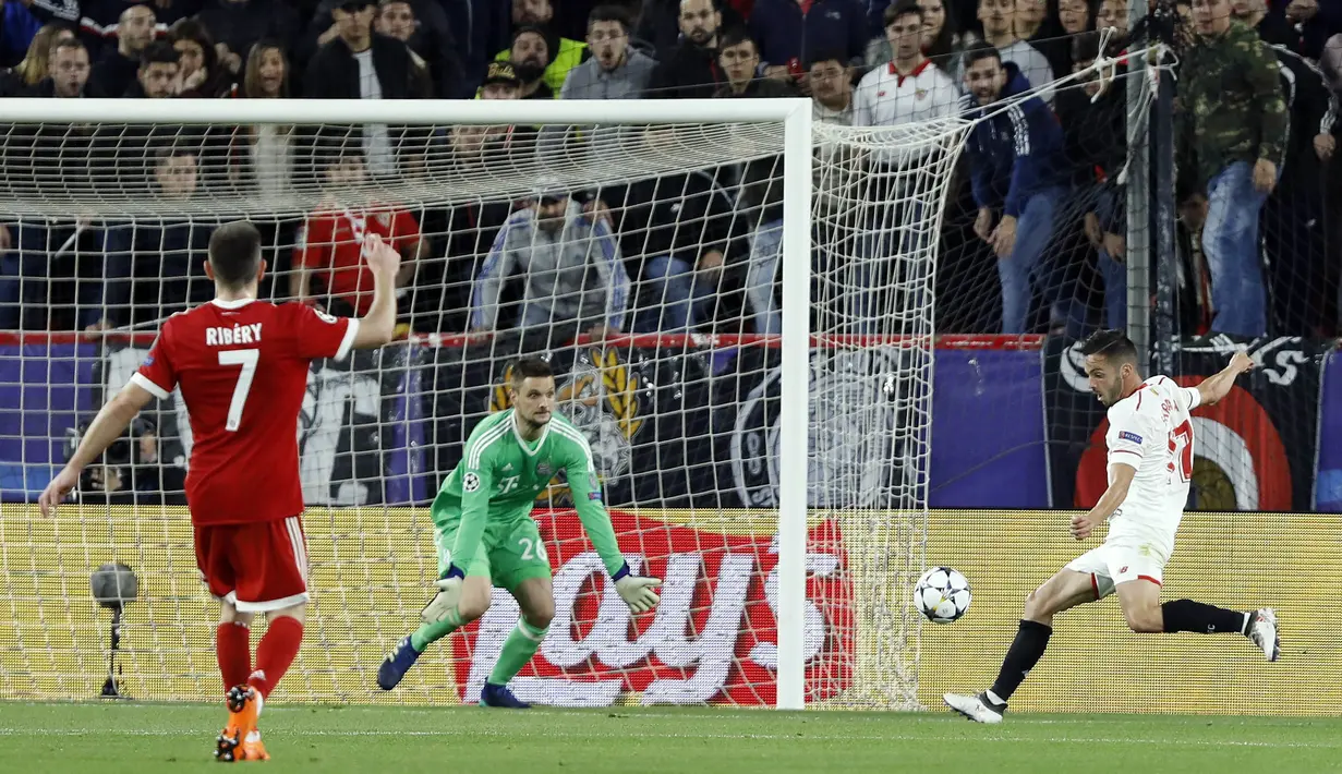 Aksi pemain Sevilla, Pablo Sarabia (kanan) saat mencetak gol ke gawang Bayern Munchen pada leg pertama Liga Champions di Sanchez Pizjuan stadium, Seville, (3/4/2018) waktu setempat. Beyern menang 2-1. (AP/Miguel Morenatti)