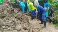 Personel Kepolisian telah diterjunkan untuk membantu evakuasi korban, membersihkan material longsor.