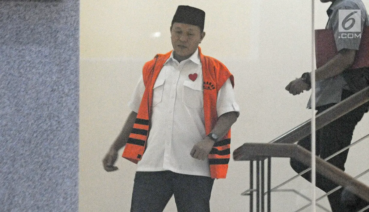 Tersangka Bupati Lampung Tengah nonaktif Mustafa usai menjalani pemeriksaan di Gedung KPK, Jakarta, Rabu (21/2). Mustafa diperiksa terkait dugaan suap persetujuan pinjaman daerah pada APBD Kabupaten Lampung Tengah TA 2018. (Liputan6.com/Herman Zakharia)