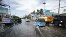 Sejumlah pengendara melitasi banjir rob di kawasan Muara Baru, Jakarta, Rabu (6/11). Banjir rob yang menggenangi kawasan ini setinggi 50 cm hingga 70 cm. (Liputan6.com/Faizal Fanani)