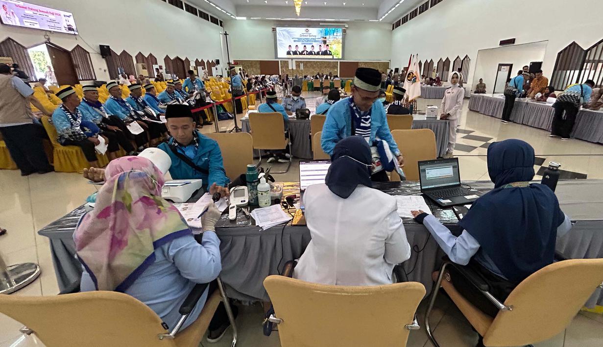 Setelah menyelesaikan proses tersebut, jemaah dijadwalkan berangkat menuju Bandara Soekarno-Hatta sekitar pukul 19.30 WIB. Tampak dalam foto, petugas memeriksa kesehatan calon haji setibanya di Asrama Haji Pondok Gede, Jakarta, Selasa (21/4/2026). (merdeka.com/Arie Basuki)