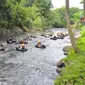 Menikmati tubing di jalur sungai Pusur. Foto: liputan6.com/Felek wahyu&nbsp;