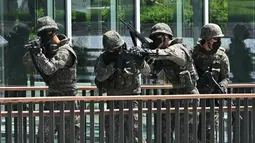 Tentara Korea Selatan ikut serta dalam latihan anti-teror di Pusat Seni Bucheon di Bucheon, sebelah barat Seoul (23/8/2022). Latihan anti-teror ini di sela-sela latihan militer gabungan Korea Selatan-AS yang disebut Ulchi Freedom Shield. (AFP/Jung Yeon-je)