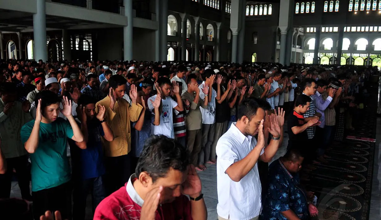 Usai melakukan salat Jumat, sejumlah warga melakukan salat Gaib di Mesjid Agung Al'Akbar, Surabaya, Jumat (2/1/2015). Salat Gaib dilakukan untuk mendoakan korban kecelakaan pesawat AirAsia QZ8501. (Liputan6.com/Johan Tallo)