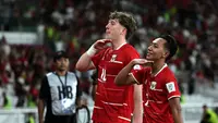 Pemain Timnas Indonesia, Beckham Putra (kanan) dan Ole Romeny melakukan selebrasi setelah mencetak gol ke gawang St Kitts and Nevis dalam laga semifinal FIFA Series 2026 di Stadion Utama Gelora Bung Karno (SUGBK), Senayan, Jakarta, Jumat (27/03/2026). (Bola.com/Abdul Aziz)