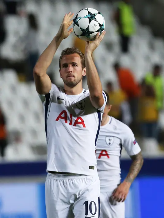 Penyerang Tottenham Hotspur, Harry Kane membawa bola usai pertandingan melawan APOEL Nicosia pada grup H Liga Champions di stadion GSP, Nicosia, Siprus (26/9). Harry Kane mencetak tiga gol dipertandingan ini. (AP Photo/Petros Karadjias)