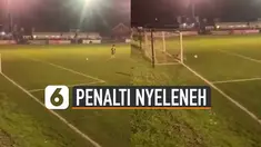 Seorang pemain memakai teknik nyeleneh saat eksekusi penalti.