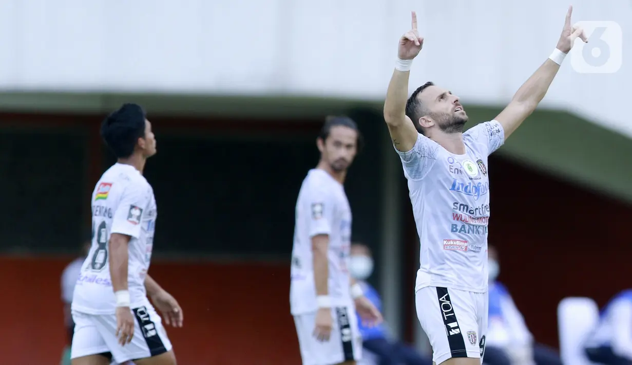 Striker Bali United Ilija Spasojevic (kanan) melakukan selebrasi usai mencetak gol ke gawang Persita Tangerang pada laga Piala Menpora 2021 di Stadion Maguwoharjo, Sleman, Jumat (2/4/2021). Laga berakhir imbang 1-1. (Bola.com/M Iqbal Ichsan)