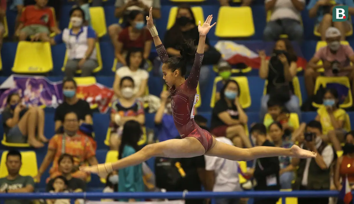 Aksi pesenam Indonesia, Ameera Rahmajanni Hariadi saat bertanding pada nomor tunggal putri semua alat (all round) Senam Artistik SEA Games 2021 Vietnam di Quan Ngua Sports Palace, Hanoi, Vietnam, Sabtu (14/5/2022). (Bola.com/Ikhwan Yanuar)