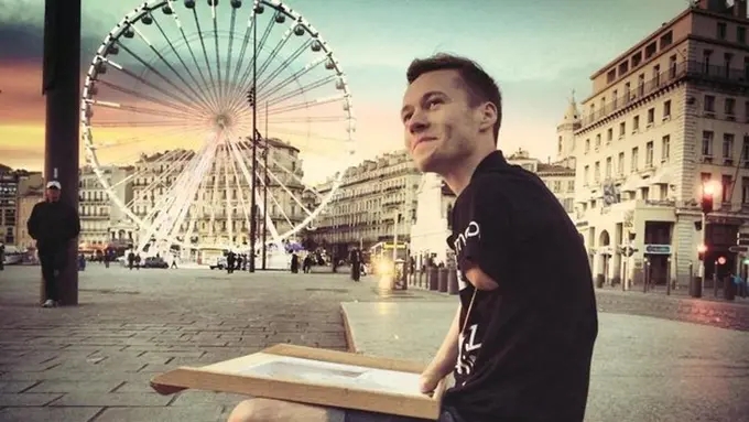 Meretas Keterbatasan, Pria Tanpa Lengan Sukses Jadi Pelukis