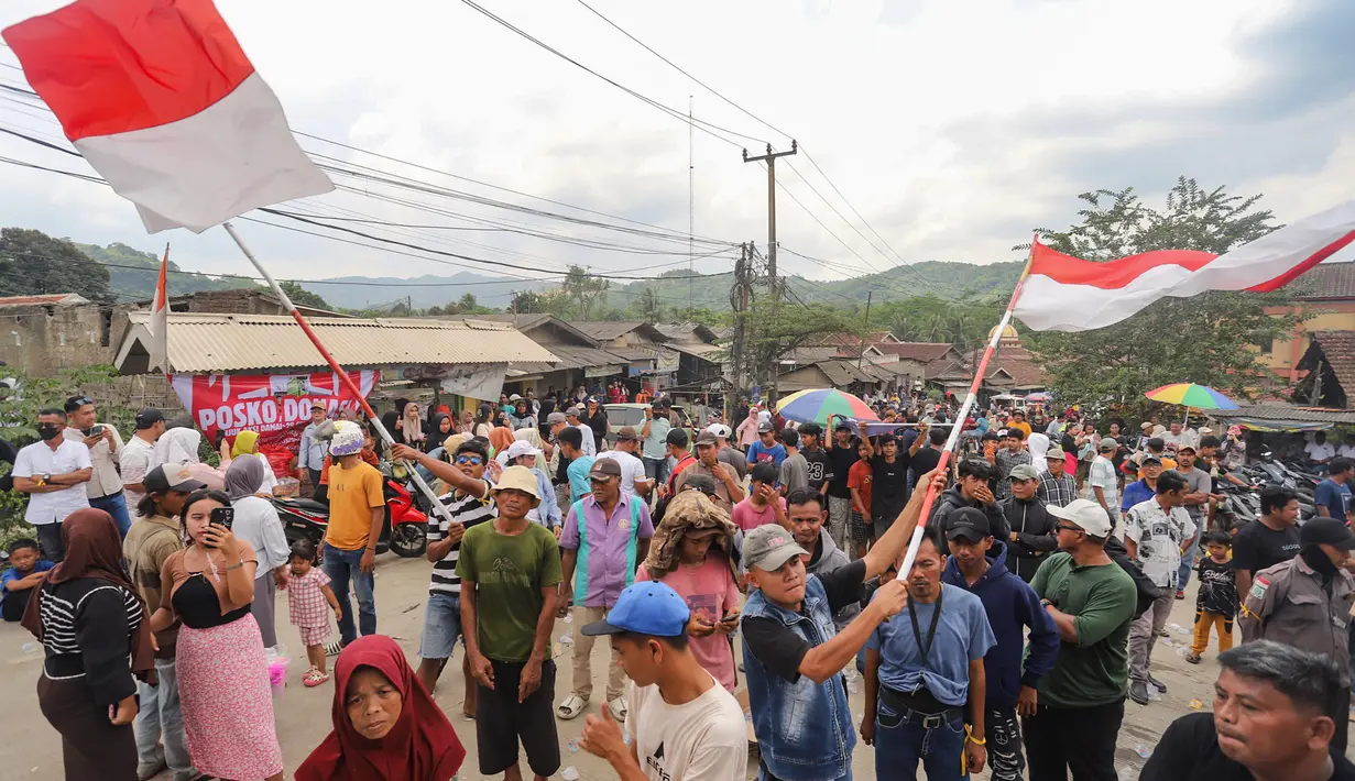 Aksi tersebut untuk menuntut solusi dari pemerintah daerah usai dihentikan sementara aktivitas tambang di wilayah Parung Panjang, Rumpin, dan Cigudeg, Kabupaten Bogor, Jawa Barat. (merdeka.com/Arie Basuki)