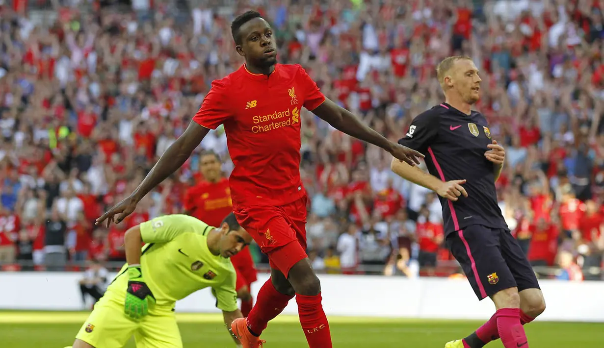 Penyerang Liverpool, Divock Origi, merayakan gol yang dicetaknya ke gawang Barcelona pada laga ICC 2016 di Stadion Wembley, London, Inggris, Sabtu (6/8/2016). Liverpool berhasil menang 4-0 atas Barcelona. (AFP/Ian Kington)