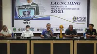 Konferensi pers dan peluncuran turnamen Soeratin U-17 Piala Umuh Muchtar 2021 di Gedung Asprov PSSI Jawa Barat, Senin (8/11/2021). (Bola.com/Erwin Snaz)