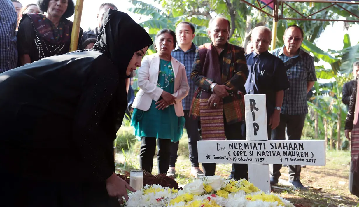 Natalie Sarah berharap apa yang selama ini dilakukan untuk ibunda membuat ibunda senang dan bahagia. Lantaran perbedaan keyakinan, ia juga tidak menggelar tahlilan. Seperti diketahui, sejakk tahun 2011 Natalie memutuskan mualaf. (Deki Prayoga/Bintang.com)