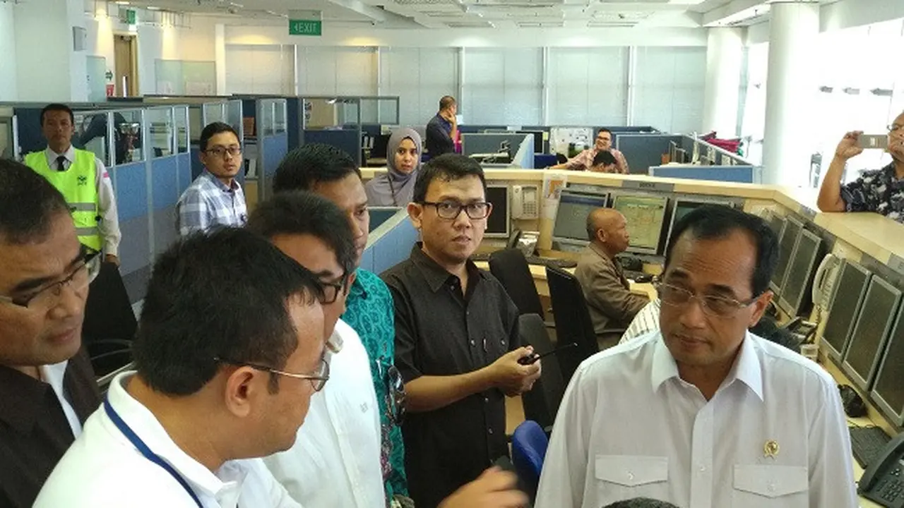 Menhub Budi Karya Sumadi di JICT (Foto: Liputan6.com/Maulandy Rizky Bayu Kencana)