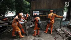 Petugas Penanganan Sarana dan Prasarana Umum (PPSU) DKI Jakarta membongkar lapak pedagang di kawasan Danau Sunter, Jakarta Utara, Jumat (19/1). Penataan ini dilakukan untuk mendukung Festival Danau Sunter pada Februari 2018. (Liputan6.com/Arya Manggala)