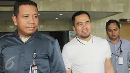 Pedangdut Saipul Jamil berjalan keluar dari kantor KPK, Jakarta, usai menjalani pemeriksaan, Kamis (22/12). Saipul yang sebelumnya terjerat pidana pencabulan pria di bawah umur itu tidak banyak berkomentar usai diperiksa KPK. (Liputan6.com/Helmi Afandi)