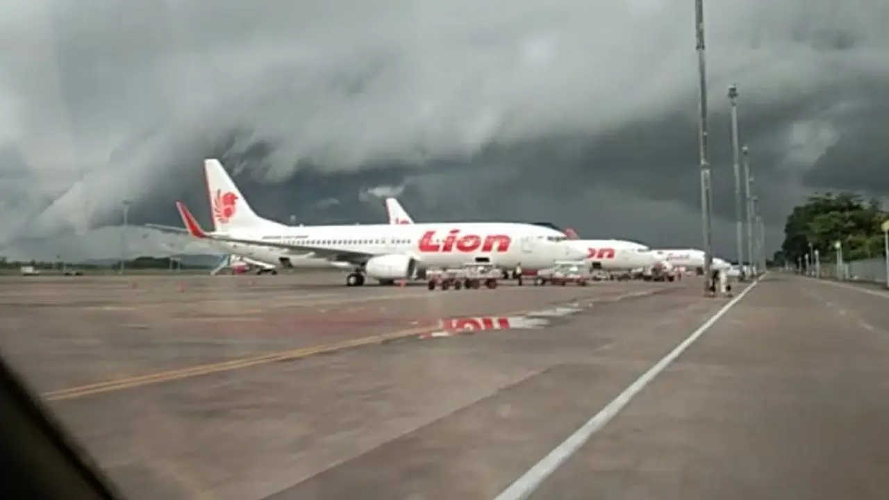 Fenomena awan menyerupai geombang ombak hiasi langit kawasan Bandara Internasional Hasanuddin Makassar (Liputan6.com/ Eka Hakim)