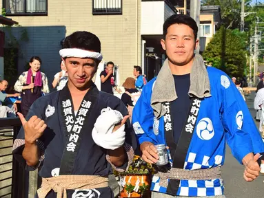 Menilik dari laman Instagramnya, Muhammad Fardhana pernah menempuh pendidikan di Jepang. Ini adalah foto Dhana Festival Matsuri yang diunggah pada tahun 2017. Tak hanya karena prestasinya karena lulusan National Defense Academy of Japan, paras Muhammad Fardhana yang disebut mirip orang Korea hingga orang aseli Jepang juga menjadi perhatian netizen. (Liputan6.com/IG/@derazala)