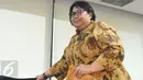 Plt Direktur Utama Pertamina Yenni Andayani bersiap memberikan keterangan pers di Kementerian BUMN, Jakarta, Jumat (3/2). Yenni Andayani menggantikan Dwi Soetjipto dan Wakil Dirut Ahmad Bambang yang dicopot dari posisinya. (Liputan6.com/Angga Yuniar)