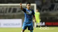 Pemain Persib Bandung, Dedi Kusnandar saat tampil melawan Semen Padang pada perebutan tempat ketiga Piala Presiden 2017 di Stadion Pakansari, Bogor, Sabtu (11/3/2017). (Bola.com/Nicklas Hanoatubun)