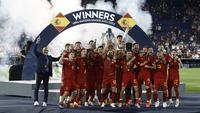 Timnas Spanyol berhasil meraih trofi juara UEFA Nations League 2022/2023, setelah sukses mengalahkan Kroasia lewat adu penalti dengan skor 5-4 di Stadion Feijenoord, Rotterdam, Senin (19/6/2023) dini hari WIB. Penentuan pemenang dilakukan lewat adu penalti, karena kedua tim bermain 0-0 selama 120 menit. (AFP/John Thys)