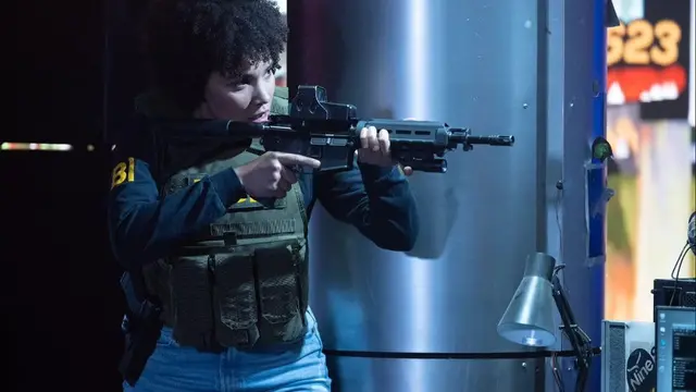 Emmy Raver Lampman sebagai agen Verona Parker dalam film The Beekeeper. (Foto: Dok. Metro-Goldwyn-Mayer/ Miramax)