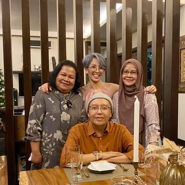 Setia Menemani, Ini 7 Potret Ari Lasso dan Kakak Sulungnya yang Seorang Muslim