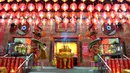 Warga keturunan Tionghoa bersembahyang pada malam perayaan Imlek 2573 di  Vihara Kwan In Thang, Pondok Cabe, Tangerang Selatan, Senin (31/1/2022). Perayaan malam Imlek berlangsung khidmat dan sederhana di tengah merebaknya covid-19 varian omicron. (merdeka.com/Arie Basuki)