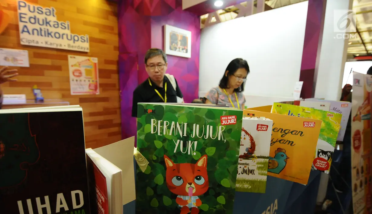 Pengunjung melihat-lihat buku yang dipajang di Stand KPK pada pameran Indonesia International Book Fair (IIBF) 2017 di Jakarta, Jumat (8/9). KPK menampilkan stand yang mengedukasi masyarakat tentang antikorupsi. (Liputan6.com/Helmi Fithriansyah)