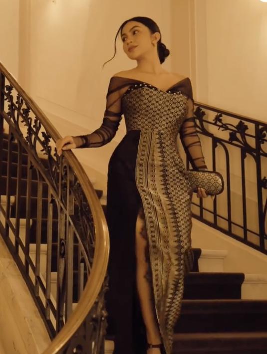 Penjelasan Didiet Maulana disambut pujian para selebritas. Pasalnya kecantikan dan keanggunan Ariel Tatum tak bisa didebat. “Keren banget Mas Diet,” Randy Pangalila mencuap di kolom komentar. Ariel Tatum merespons, “Terima kasih Mas Didiet, para penenun, dan juga seluruh team Ikat yang ku sayang. Selamanya dampingi aku di momen-momen spesial hidupku ya.” (Foto: Dok. Instagram @didietmaulana)