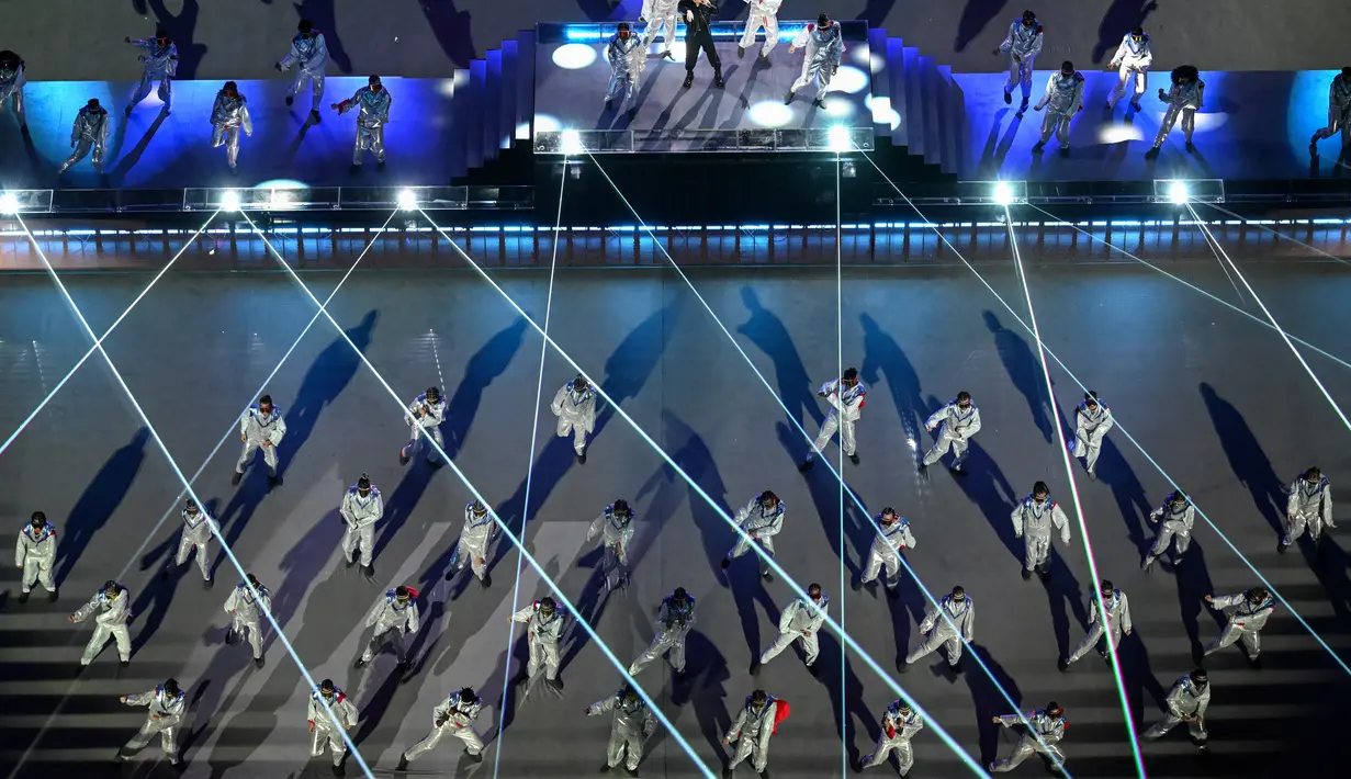 Penyanyi Korea Selatan Jungkook tampil dalam upacara pembukaan Piala Dunia Qatar 2022, di Stadion Al Bayt di Al Khor, Qatar, Minggu (20/11/2022). Penampilan Jungkook BTS pun mengundang keriuhan tersendiri, di mana ia tampil bersama penyanyi Qatar Fahad Al-Kubaisi. (AFP/Kirill Kudryavtsev)