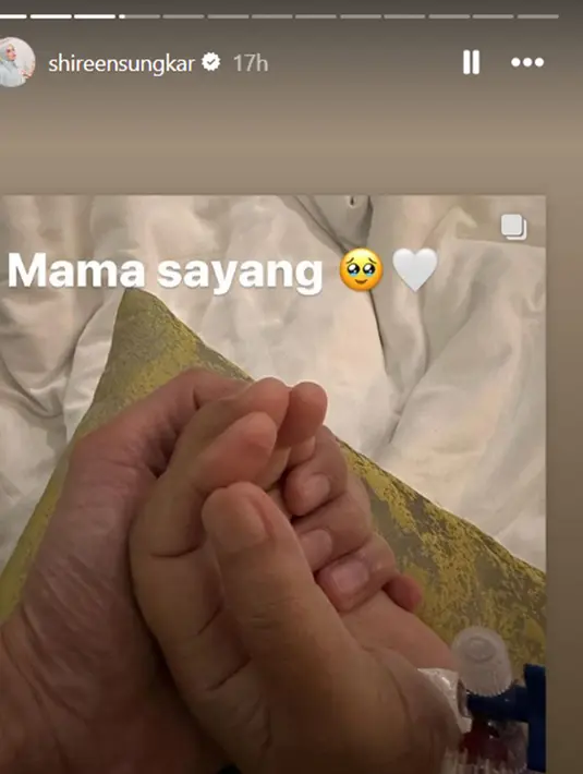 Sebelum kabar sakit ibu Teuku Wisnu tersiar, Shireen Sungkar ikut serta kumpul arisan Geng Cendol di Bacha Coffee, Plaza Senayan. Satu jam setelah unggahan kebersamaannya bareng Geng Cendol, Shireen repost postingan Teuku Wisnu disertai tulisan ‘Mama Sayang’. 11 tahun menikah dengan Teuku Wisnu, adik Zaskia Sungkar ini tentunya sangat dekat dengan sang mertua. (Liputan6.com/IG/@shireensungkar)