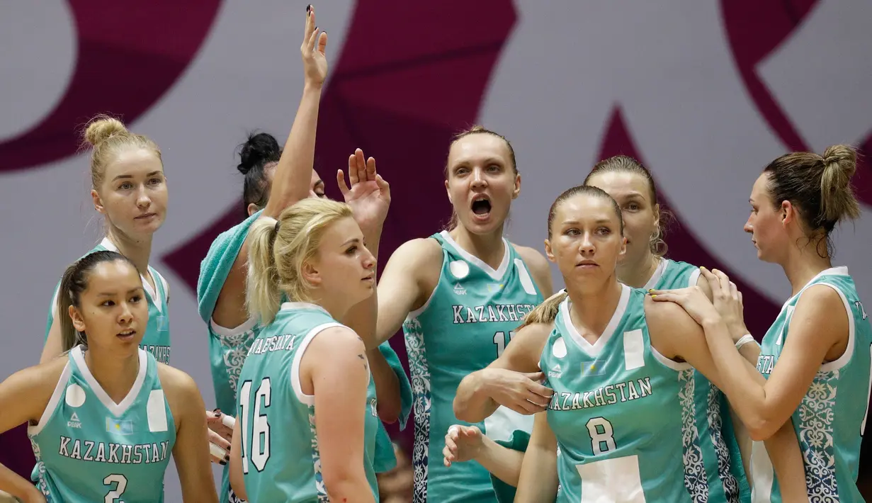 Tim basket putri Kazakhstan merayakan setelah menang melawan India pada Asian Games ke-18 di Jakarta, Indonesia (17/8). (AP Photo / Aaron Favila)