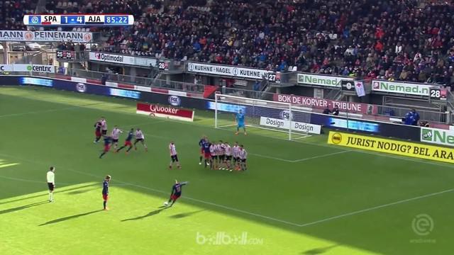 Ajax bangkit dari tertinggal untuk menghantam tuan rumah Sparta Rotterdam 5-2, Minggu (18/3). Ajax masih terpaut tujuh angka di be...
