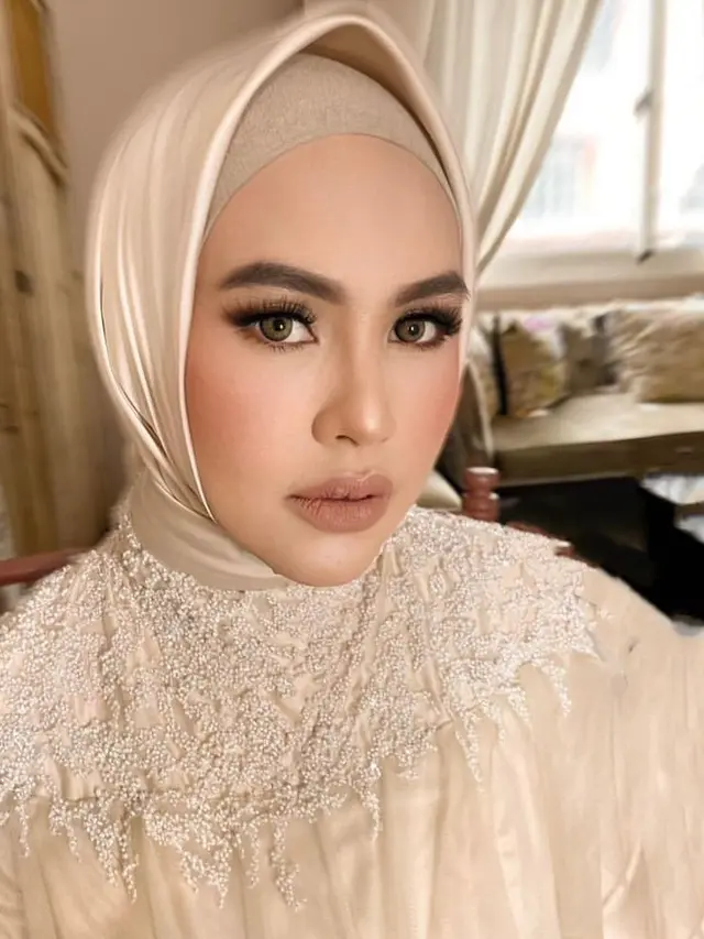 Hamil Anak ke-2, Ini 7 Gaya Maternity Shoot Kartika Putri Bergaun Krem